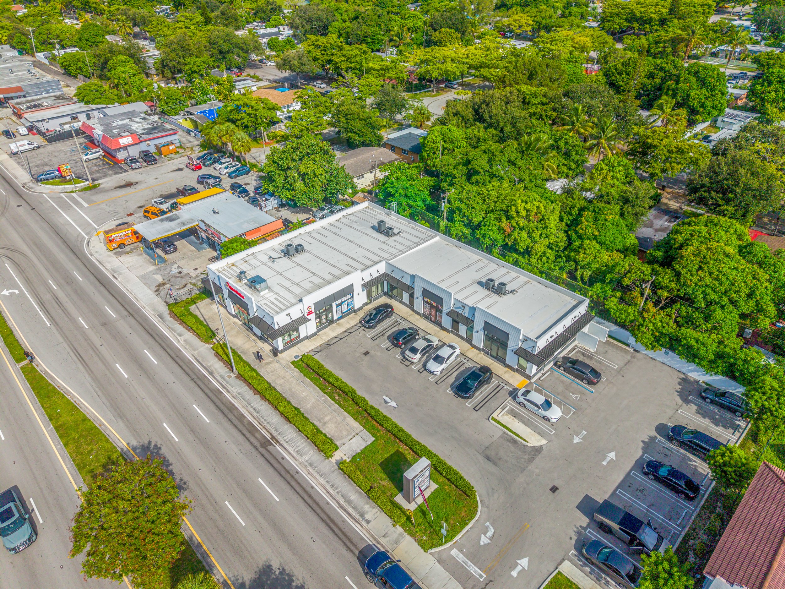 Retail Opportunity on Biscayne Boulevard | 2,738 SF Endcap