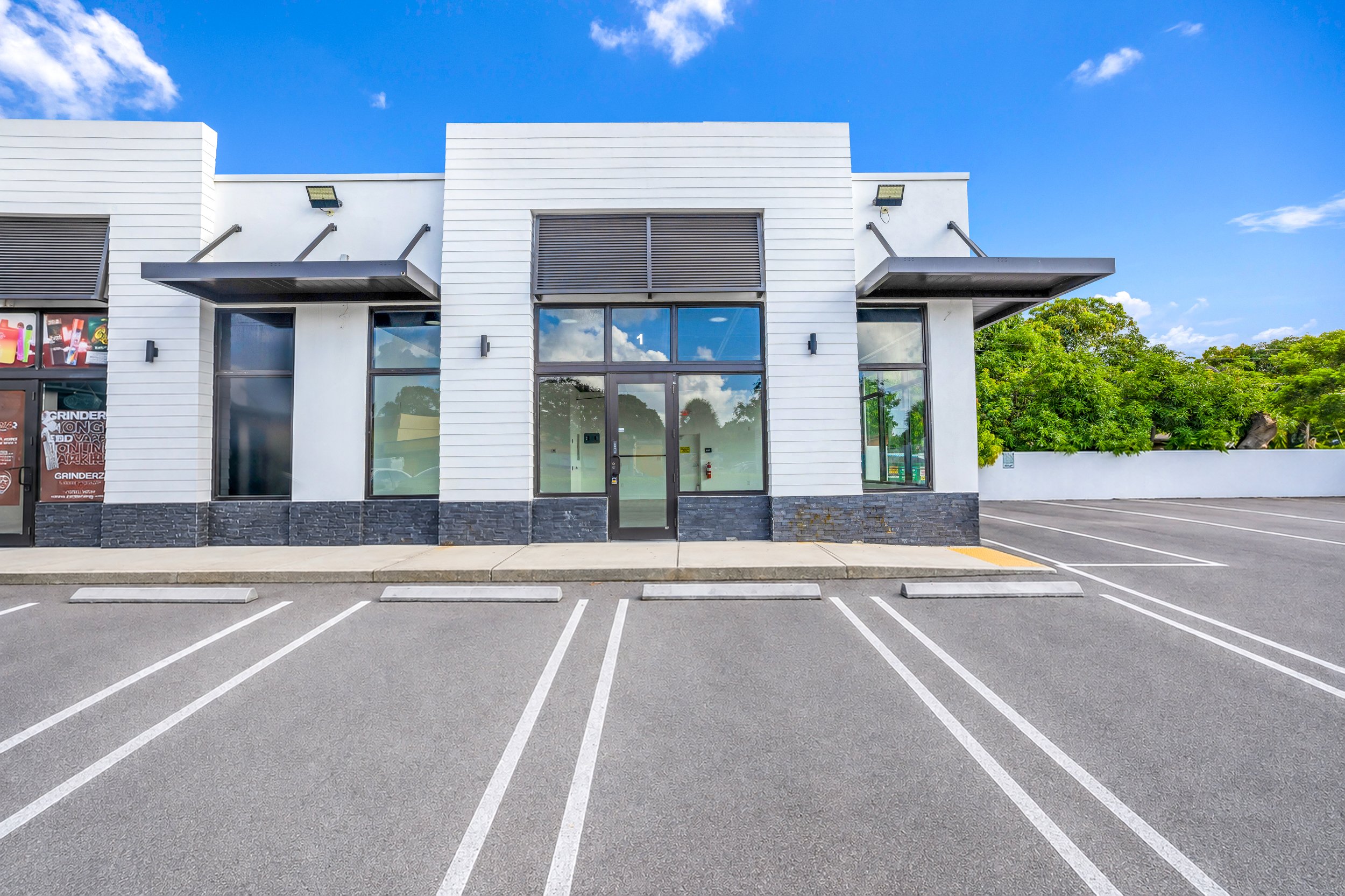 Retail Opportunity on Biscayne Boulevard | 2,738 SF Endcap